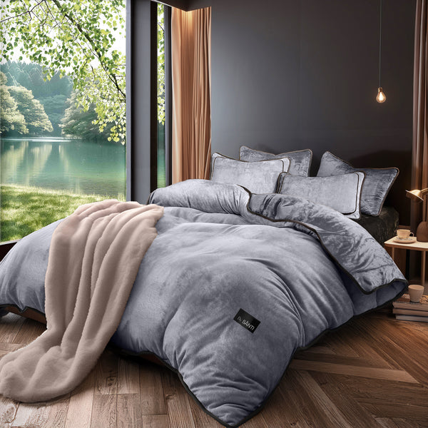 The Velós Fine Velvet Bedding Set